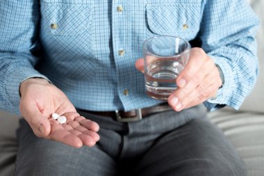 Yaşlı adam alarak ilaç