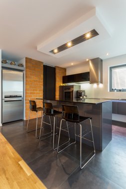 Modern iç mutfak ada