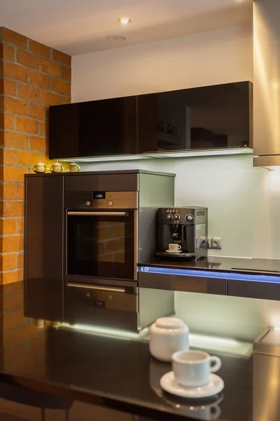 Koffie-/ theevoorzieningen in moderne keuken — Stockfoto