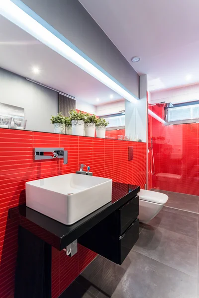 Baño de diseño con azulejos rojos — Foto de Stock