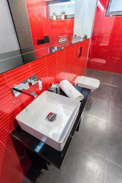 Rood en grijze badkamer — Stockfoto