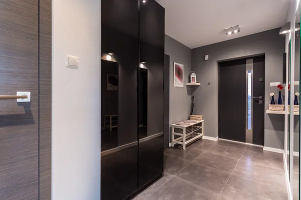 Antesala gris en la vivienda contemporánea — Foto de Stock