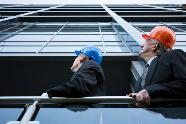 Při pohledu na budovu — Stock fotografie