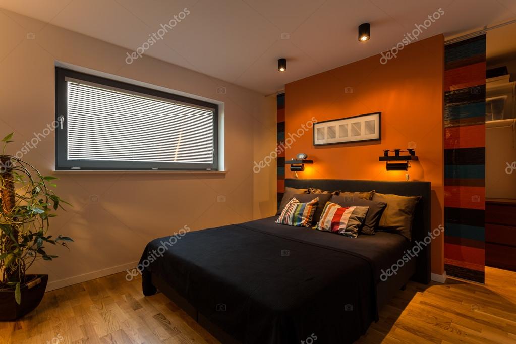 Ontwerper slaapkamer met oranje muur — Stockfoto © photographee.eu ... Ontwerper slaapkamer met oranje muur — Stockfoto © photographee.eu ...