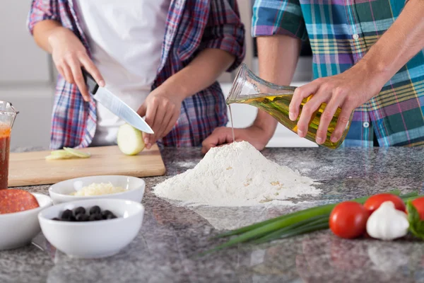 Casal fazendo pizza em casa — Fotografia de Stock