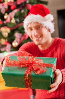 Adam ve onun Noel hediye