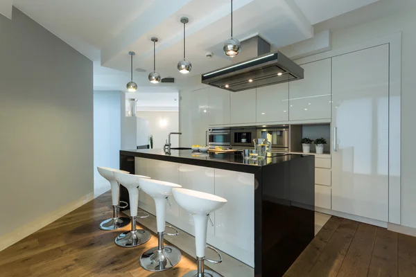 Moderne keuken met designer stoelen — Stockfoto