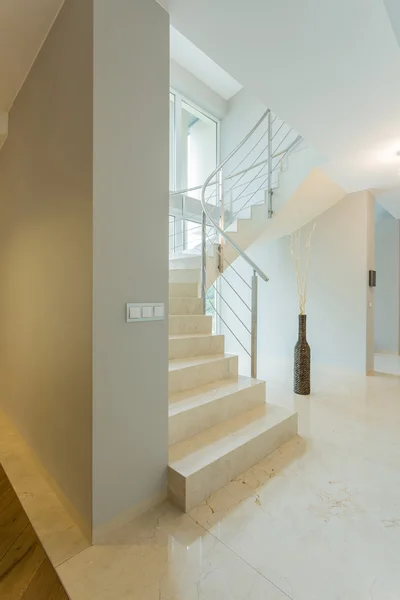 Interior branco com escada de mármore — Fotografia de Stock