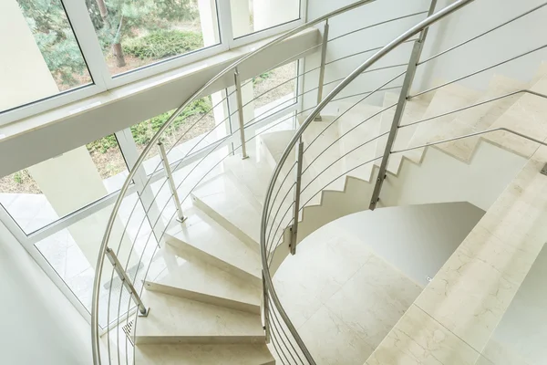 Kręte schody w luksusowym apartamencie — Zdjęcie stockowe