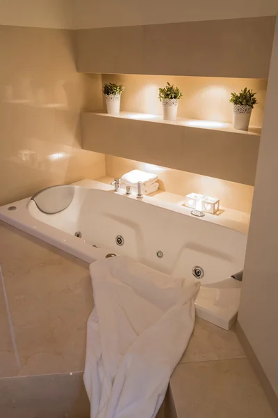 Interior del baño iluminado — Foto de Stock