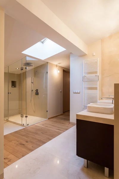 Kamar mandi luas di apartemen mewah — Stok Foto