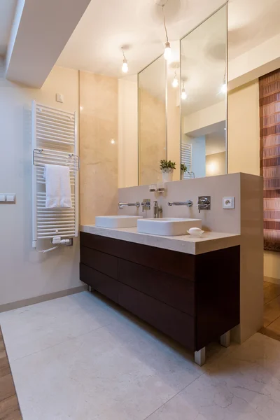 Salle de bain beauté avec deux lavabos — Photo