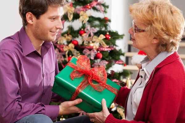 Hombre dando regalo —  Fotos de Stock