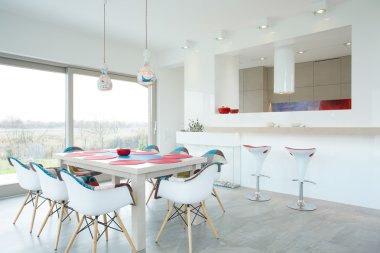 Renk elemanları ile yemek odası