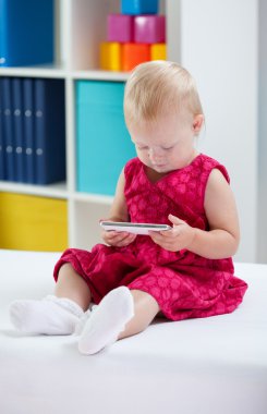 Telefon kullanarak küçük şirin kız