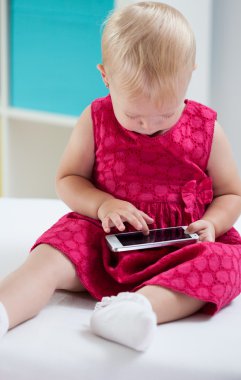 Küçük kız tablet ile oynamak