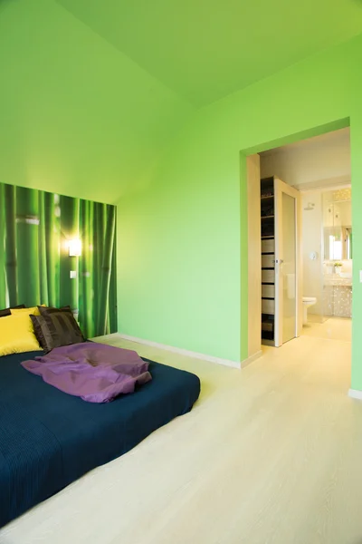 Gezellige slaapkamer met groene muren — Stockfoto