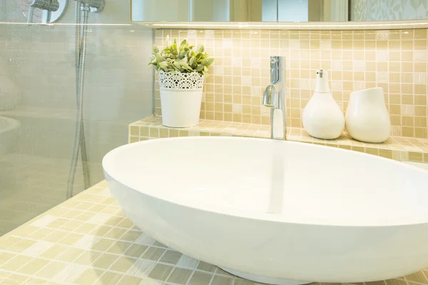 Washbasin in beige luxury toilet — 图库照片