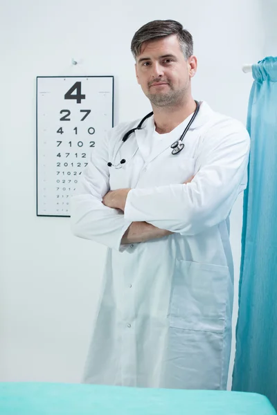 Doctor en su consultorio —  Fotos de Stock