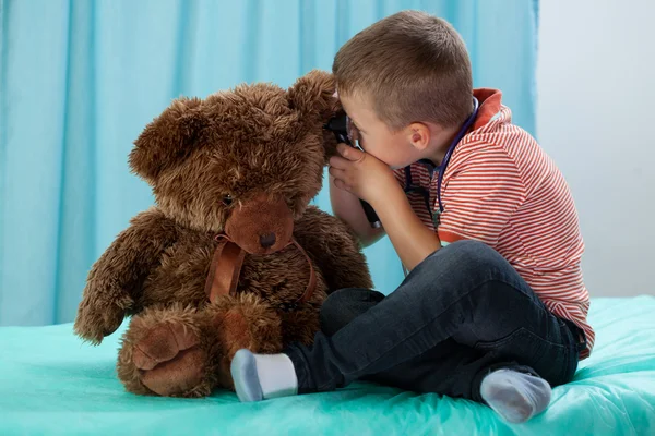 Menino brincando em médico — Fotografia de Stock