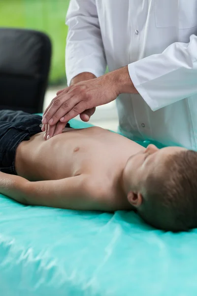 Médico examinando niño estómago — Foto de Stock