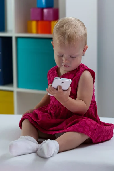 Kleines Mädchen mit Smartphone — Stockfoto