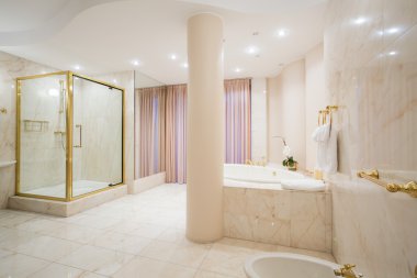 Lüks banyo pastel renklerde