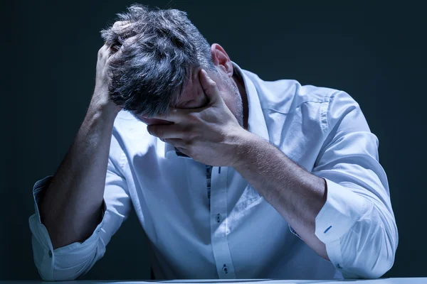 Porträt eines depressiven Mannes im Schmerz — Stockfoto