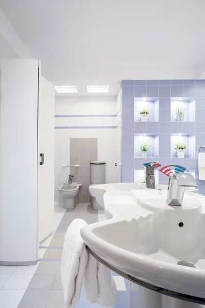 Blanco baño contemporáneo interior — Foto de Stock