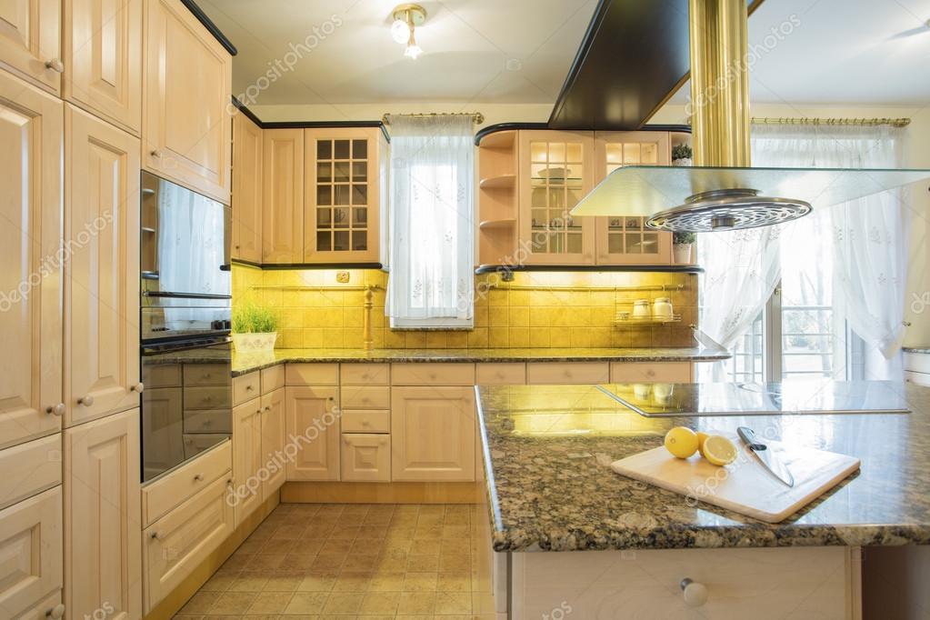 Muebles beige en cocina de lujo — Fotos de Stock © photographee.eu ... Muebles beige en cocina de lujo — Fotos de Stock © photographee.eu ...