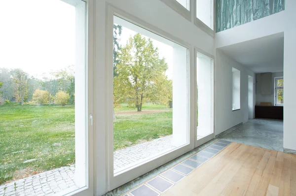 Grandes janelas na casa moderna — Fotografia de Stock
