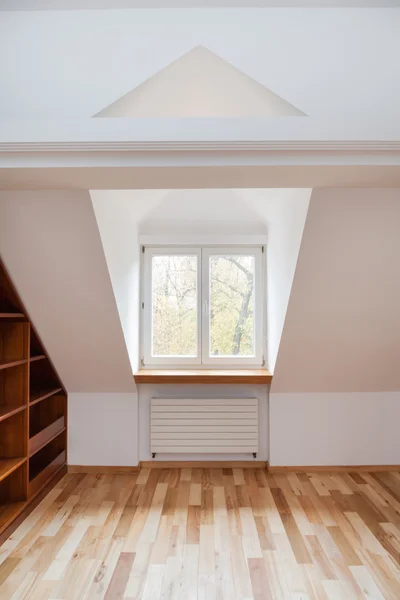 Stanza luminosa in soffitta — Foto Stock
