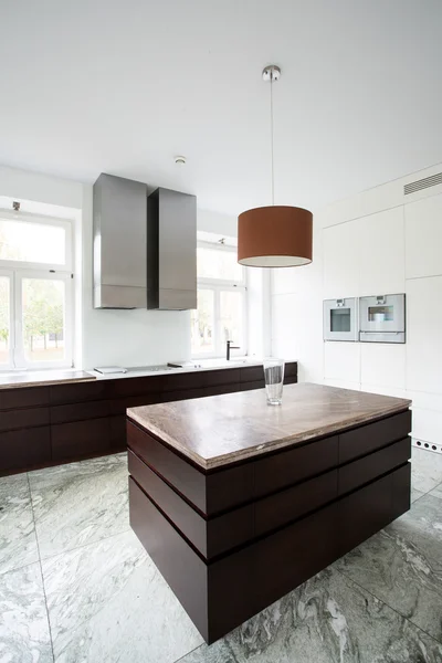 Kahverengi mobilya ile mutfak — Stok fotoğraf