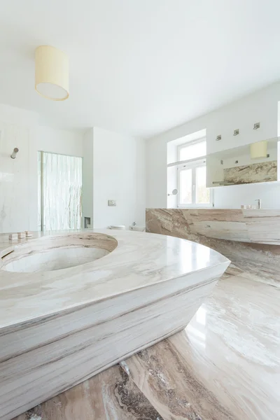 Мраморные элементы в дорогой ванной комнате — стоковое фото