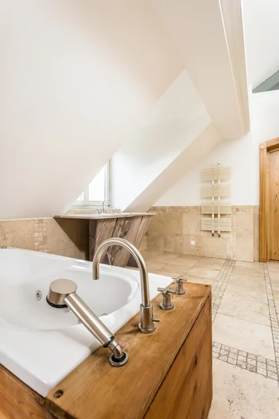 Vintage bathtub in modern bathroom — Stock Photo, Image