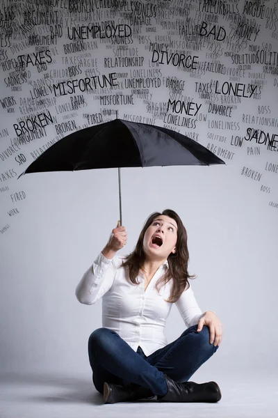 Donna e pioggia di problemi — Foto Stock