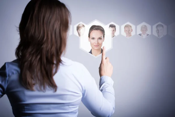 Vrouw denken over belangrijke mensen — Stockfoto