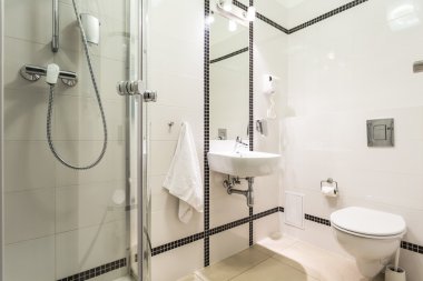 Modern, aydınlık banyo
