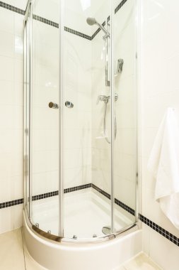 Modern banyoda cam duş kabini.