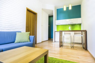 Kanepe ve küçük bir mutfak ile otel odasında