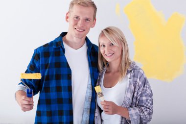 Mutlu çift oda yenileme sırasında