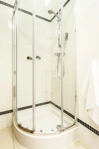 Cabine de douche en verre dans salle de bain moderne — Photo