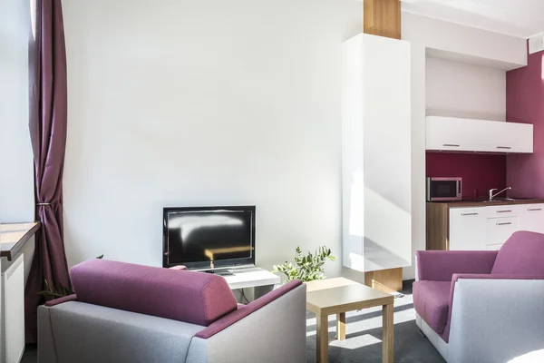 Apartamento estúdio moderno com detalhes violeta — Fotografia de Stock