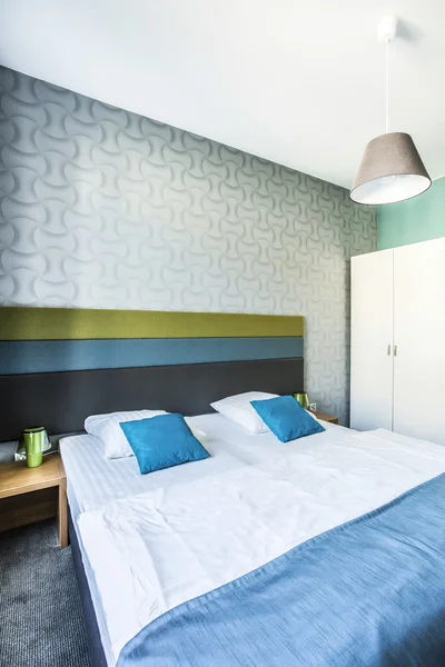 広々 としたホテルの寝室ツインベッド付け — ストック写真