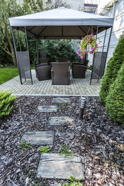 Schoonheid tuin met rieten meubels — Stockfoto