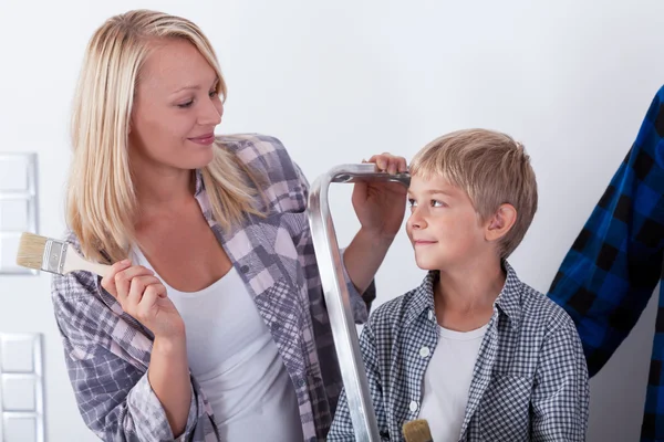 Mãe e seu filho trabalhando na nova casa — Fotografia de Stock