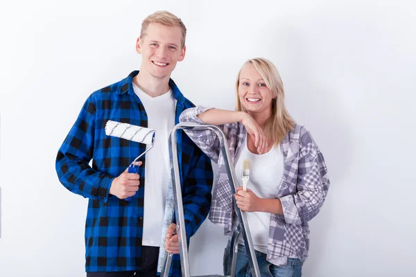 Happy couple ready for home renovation — Stock Photo, Image