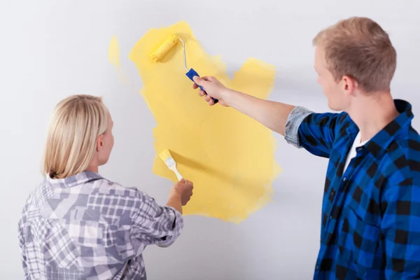 Paar bemalt ein Zimmer — Stockfoto