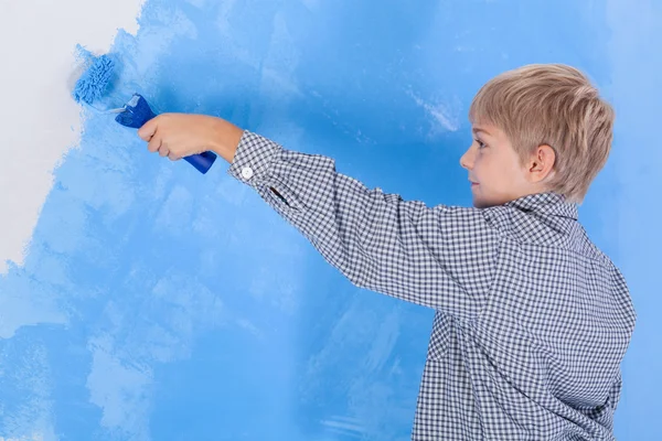 Мальчик рисует стену в своей комнате — стоковое фото
