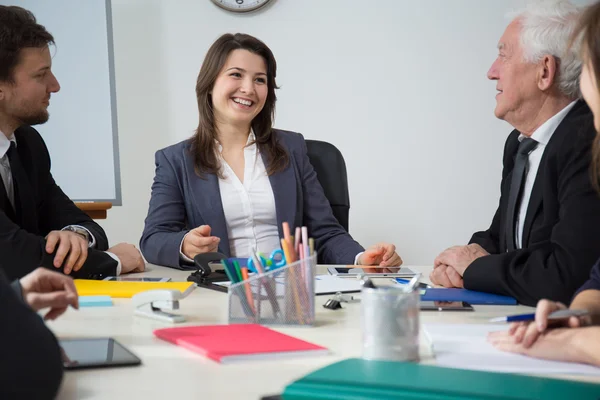 Affärskvinna skrattar under affärsmöte — Stockfoto